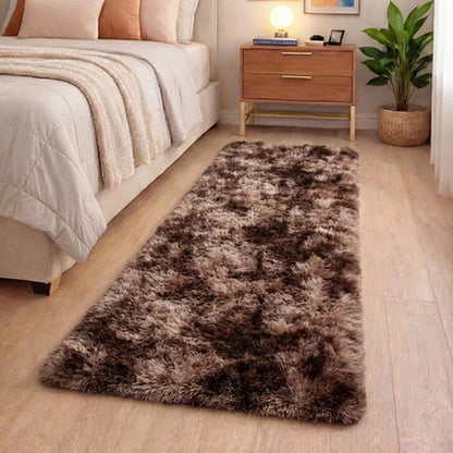 Tapete passadeira felpuda na cor marrom mesclado, ao lado da cama - Vittara Decor