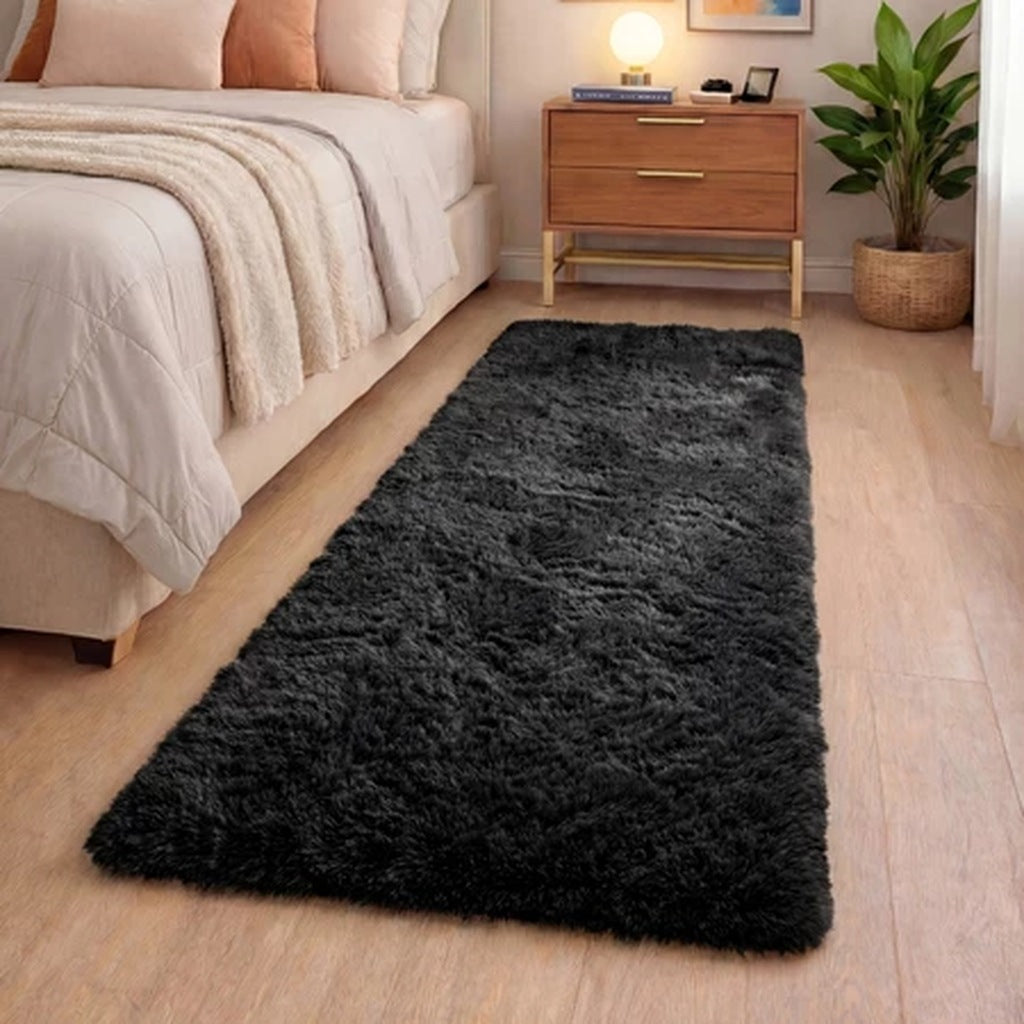 Tapete passadeira felpuda na cor preto, ao lado da cama - Vittara Decor