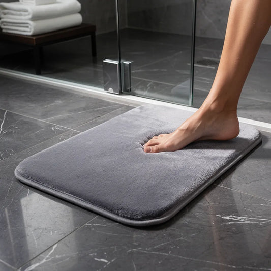 Tapete antiderrapante super absorvente em veludo cinza com pé pisando na saída do box em banheiro moderno - Vittara Decor