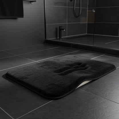 Tapete antiderrapante veludo preto em banheiro moderno sofisticado com piso porcelanato escuro e box de vidro - Vittara Decor