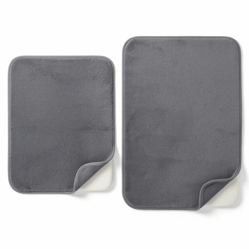 Comparativo dos dois tamanhos do tapete veludo cinza 40x60cm e 50x80cm lado a lado mostrando a diferença de área - Vittara Decor