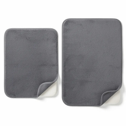 Comparativo dos dois tamanhos do tapete veludo cinza 40x60cm e 50x80cm lado a lado mostrando a diferença de área - Vittara Decor
