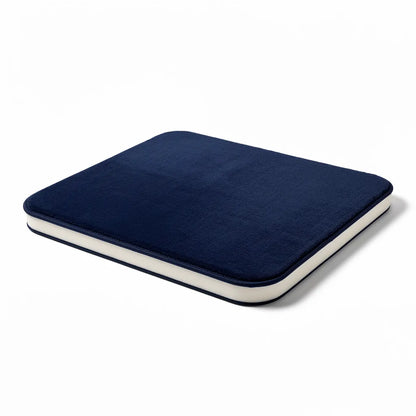 Tapete antiderrapante super absorvente em veludo azul marinho em fundo branco mostrando textura de microfibra e cantos arredondados - Vittara Decor