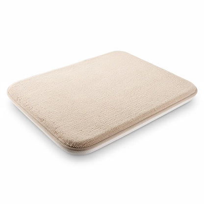 Tapete antiderrapante super absorvente em veludo bege em fundo branco mostrando textura de microfibra e cantos arredondados - Vittara Decor