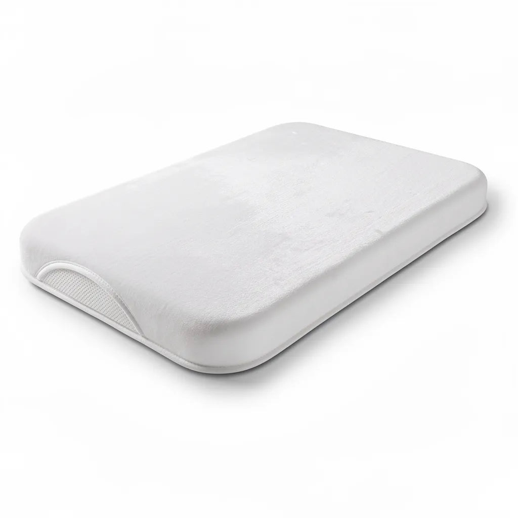 Tapete antiderrapante super absorvente em veludo branco em fundo branco com iluminação direcional mostrando textura e cantos arredondados - Vittara Decor