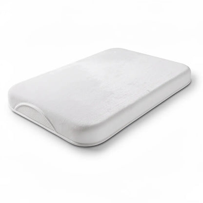 Tapete antiderrapante super absorvente em veludo branco em fundo branco com iluminação direcional mostrando textura e cantos arredondados - Vittara Decor