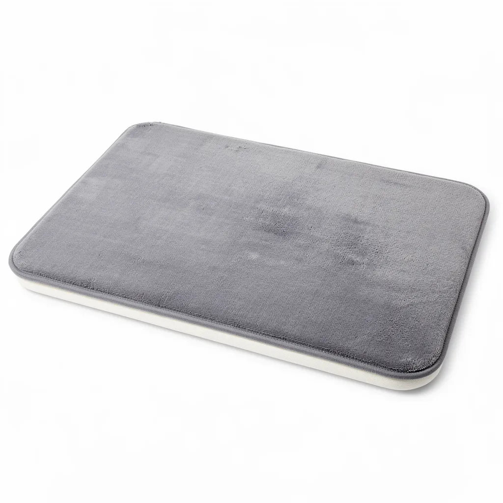 Tapete antiderrapante super absorvente em veludo cinza em fundo branco mostrando textura de microfibra e cantos arredondados - Vittara Decor