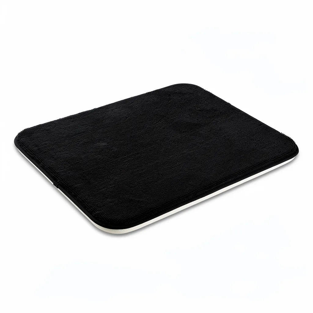 Tapete antiderrapante super absorvente em veludo preto em fundo branco mostrando textura de microfibra e cantos arredondados - Vittara Decor