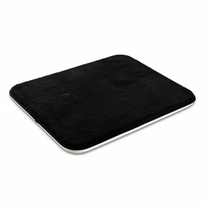 Tapete antiderrapante super absorvente em veludo preto em fundo branco mostrando textura de microfibra e cantos arredondados - Vittara Decor